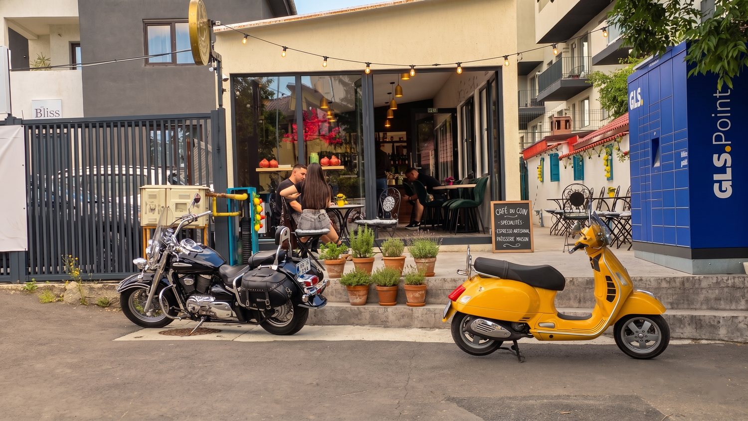 Vespa și motocicleta — Mundo Caffé