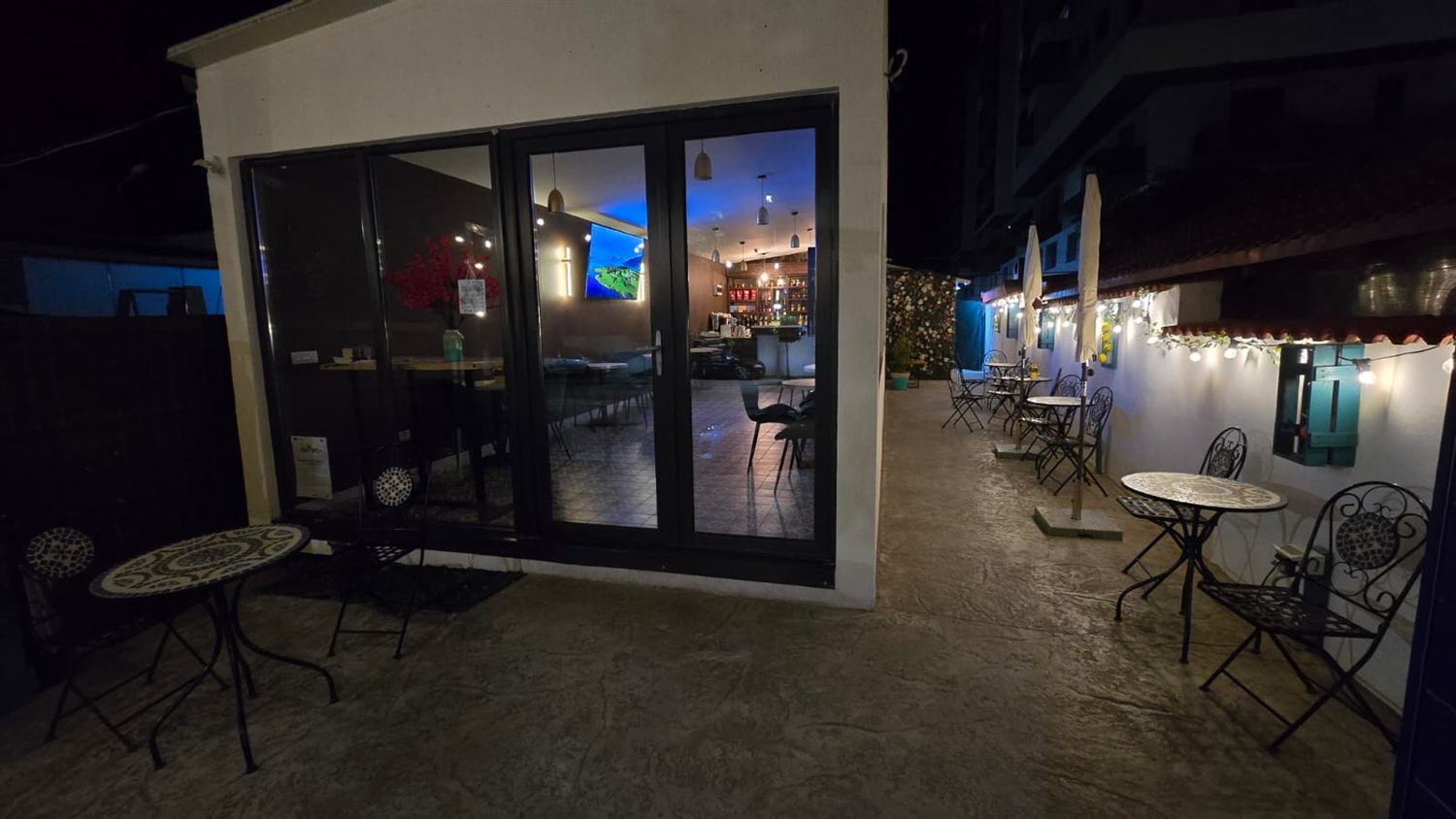 Terasa noaptea — Mundo Caffé
